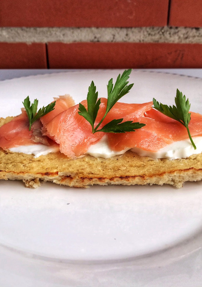 Una foto de Pan de coliflor con salmón y queso fresco