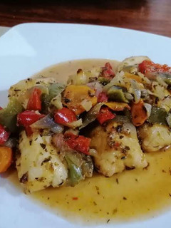 Una foto de Merluza con verduras al horno