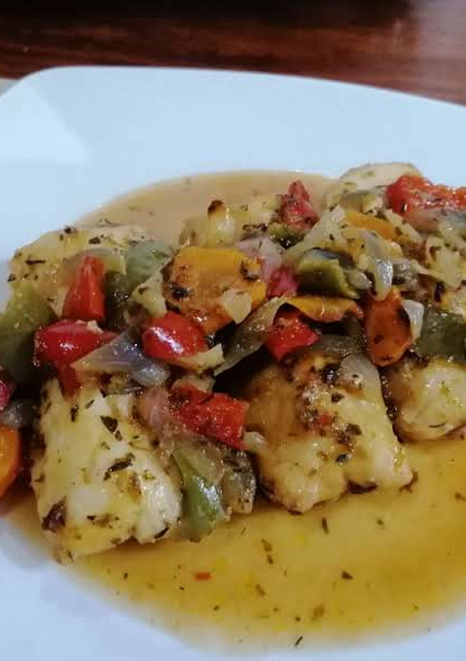 Una foto de Merluza con verduras al horno