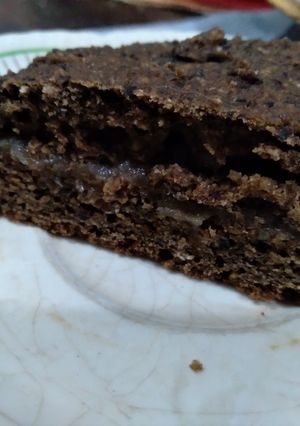 Una foto de Brownies de porotos negros y algarroba, con dulce de leche