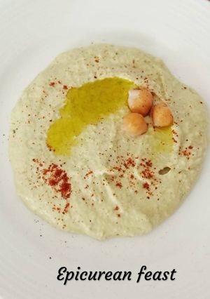 A picture of Hummus/ creamy chickpea paste.