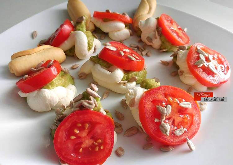 Teneri abbracci di avocado, robiola e pomodori, con semi di girasole