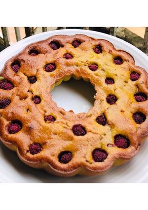 Une photo de Gâteau moelleux à l’avocat et framboises
