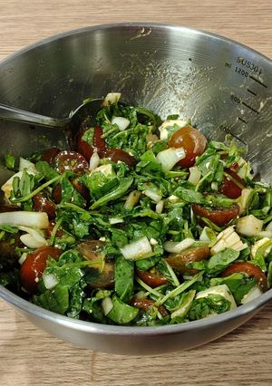 Una foto de Ensalada del día, con aliño Seda y Olivo