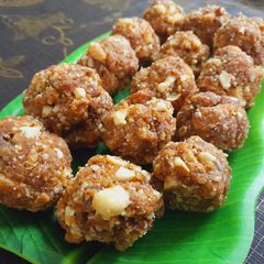 A picture of Dry fruits gond laddu.