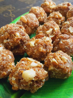 A picture of Dry fruits gond laddu.