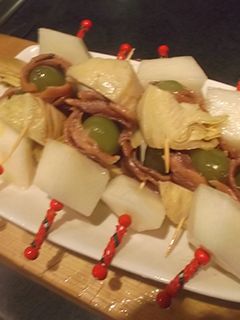 Una foto de Banderillas de melon, sardinas y alcachofas