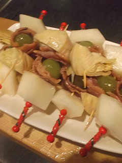 Una foto de Banderillas de melon, sardinas y alcachofas