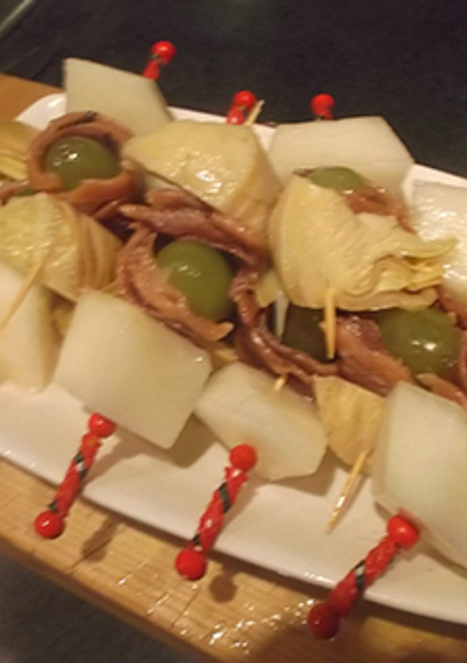 Una foto de Banderillas de melon, sardinas y alcachofas