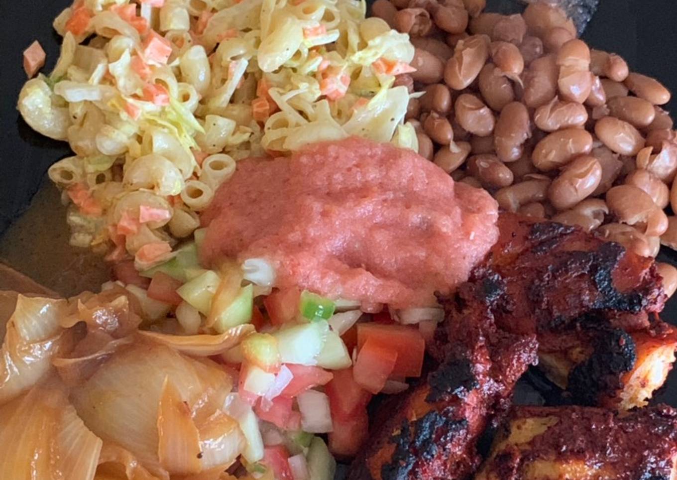 Pollo en achiote frijoles de la olla pico de Gallo salsa taquera cebolla empapelada sopa fría y pico