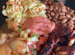 Una foto de Pollo en achiote frijoles de la olla pico de Gallo salsa taquera cebolla empapelada sopa fría y pico