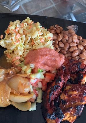 Una foto de Pollo en achiote frijoles de la olla pico de Gallo salsa taquera cebolla empapelada sopa fría y pico