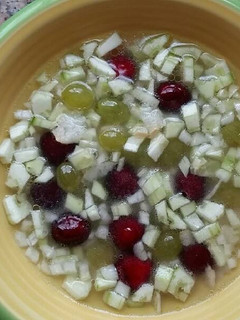 Una foto de Gazpacho de pepino con uvas y cerezas