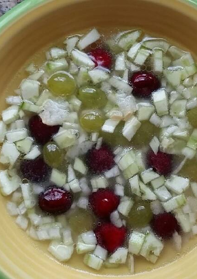 Una foto de Gazpacho de pepino con uvas y cerezas