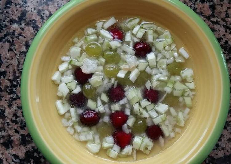 Gazpacho de pepino con uvas y cerezas