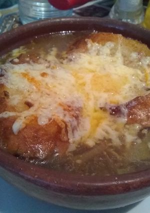 Una foto de Sopa de cebolla francesa, un plato pobre pero muy sabroso