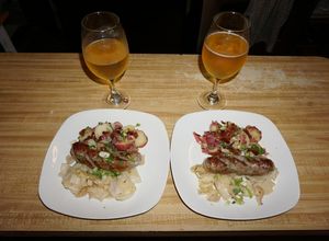Una foto de BRATWURSTS CON ENSALADA DE PAPA BAVARIA Y GUISO DE REPOLLO BAVARIA. JON STYLE