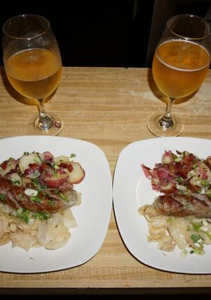 Una foto de BRATWURSTS CON ENSALADA DE PAPA BAVARIA Y GUISO DE REPOLLO BAVARIA. JON STYLE