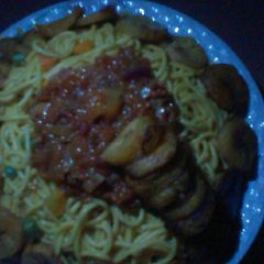 A picture of Delicious spaghetti nd fried plantain.