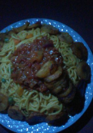 A picture of Delicious spaghetti nd fried plantain.