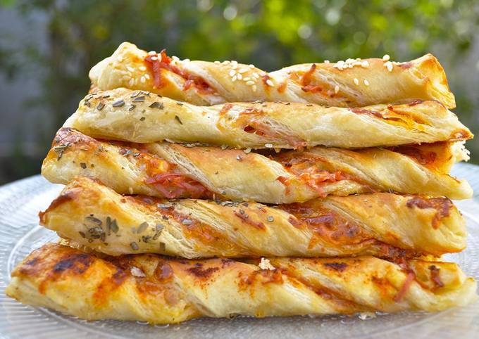 Пицца на слоеном тесте: рецепт с колбасой и помидорами