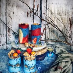A picture of Spirulina granola parfait/Spirulina chia pudding.