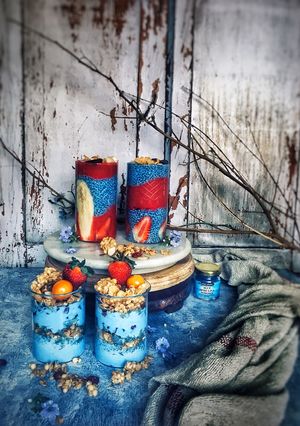A picture of Spirulina granola parfait/Spirulina chia pudding.