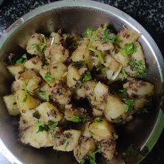 A picture of Sukhe aloo.