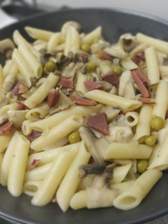 Una foto de 🍝 Macarrones con jamón y champiñones