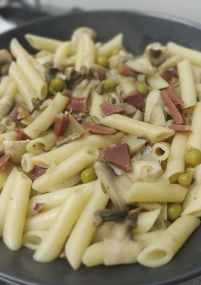 Una foto de 🍝 Macarrones con jamón y champiñones