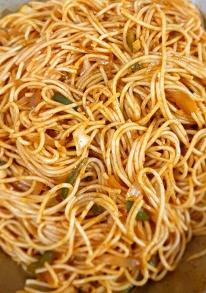 સ્પાઈસી ચીલી ગાર્લિક નૂડલ્સ્ (Spicy chilly garlic noodles Recipe In Gujarati) રેસીપી મુખ્ય ફોટો