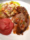 Rollo de carne, ensalada de frutas y puré de papas con remolacha