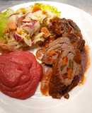 Rollo de carne, ensalada de frutas y puré de papas con remolacha