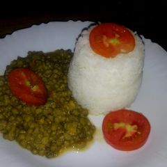 White rice & ndengu stew A picture of White rice & ndengu stew.