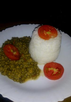 A picture of White rice & ndengu stew.