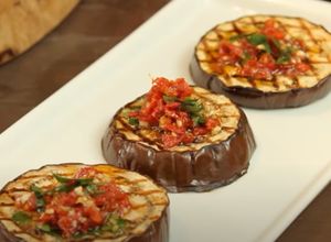 Foto de Beringelas grelhadas com molho pesto