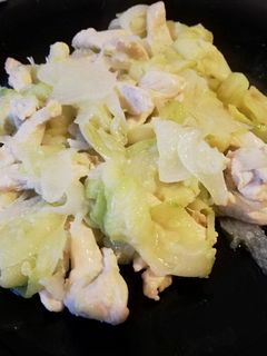 Una foto de Pollo con calabacín y cebolla al limón