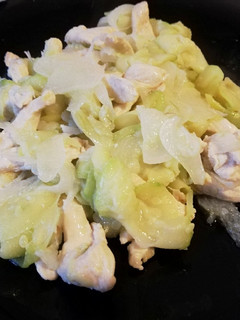 Una foto de Pollo con calabacín y cebolla al limón