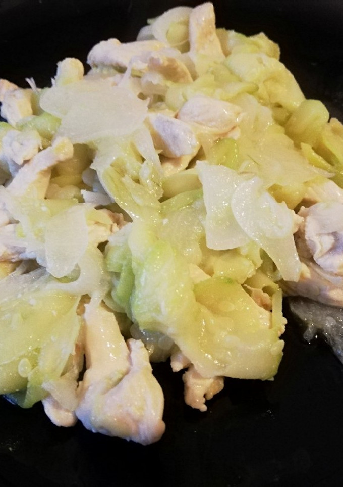 Una foto de Pollo con calabacín y cebolla al limón