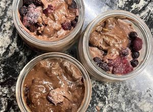 Una foto de Postrecito individual de chocolate y frutos rojos. Keto y sin tacc!