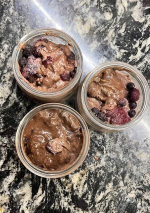 Una foto de Postrecito individual de chocolate y frutos rojos. Keto y sin tacc!