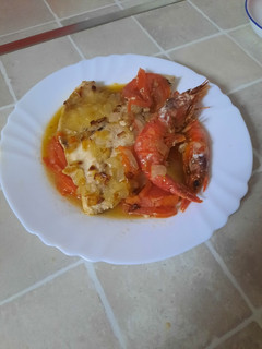 Una foto de Doradas al horno con gambones