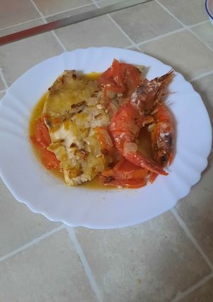 Una foto de Doradas al horno con gambones