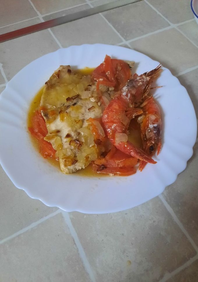 Una foto de Doradas al horno con gambones