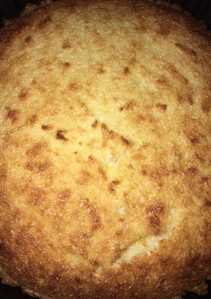 Una foto de Tarta de coco manjar base galletas