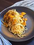 Spaghetti di farro con pomodorini gialli e acciughe