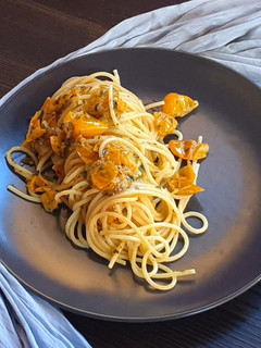 Foto di Spaghetti di farro con pomodorini gialli e acciughe