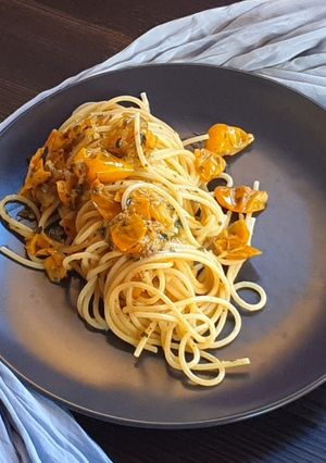Foto di Spaghetti di farro con pomodorini gialli e acciughe