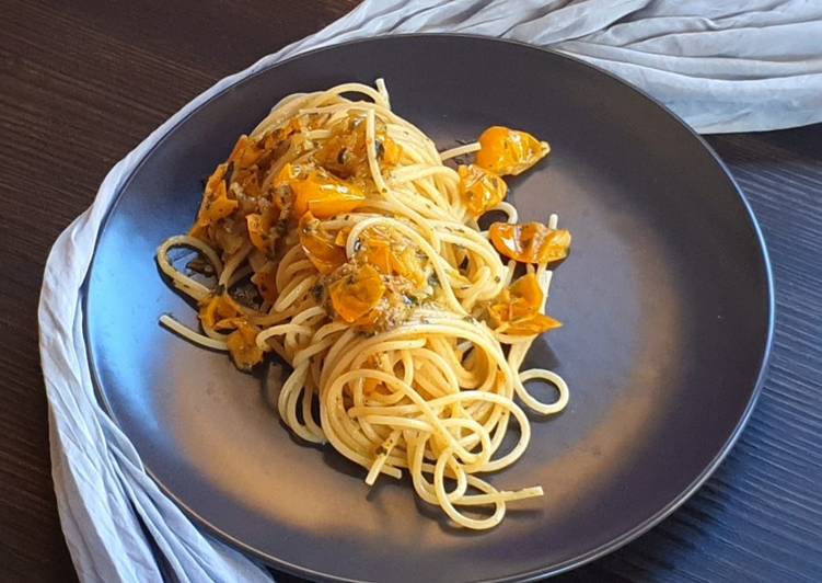 Simple Way to Make Any-night-of-the-week Spaghetti di farro con pomodorini gialli e acciughe