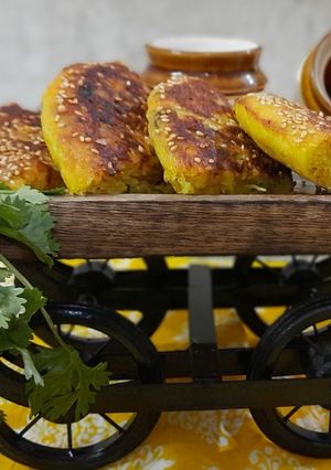 હાંડવો (Handvo Recipe In Gujarati) રેસીપી મુખ્ય ફોટો